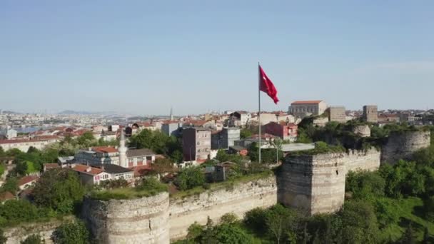 Vista aérea de la pared del castillo viejo y el paisaje de Lanscape.4K cuerno de oro en Turquía — Vídeo de stock