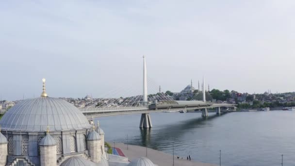 Pemandangan udara Jembatan Metro Golden Horn dan Mosque.4K Footage di Turki — Stok Video