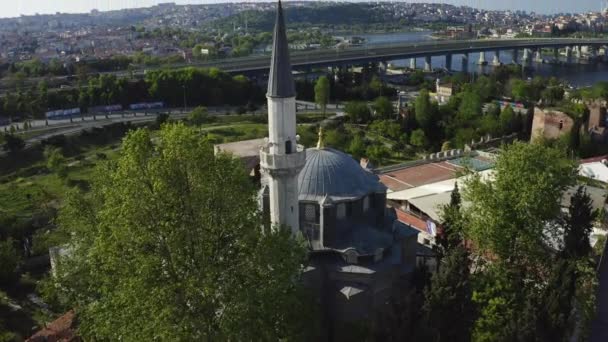 Luchtfoto van Unkapani brug en Suleyman Subasi moskee. 4K Beelden in Turkije — Stockvideo