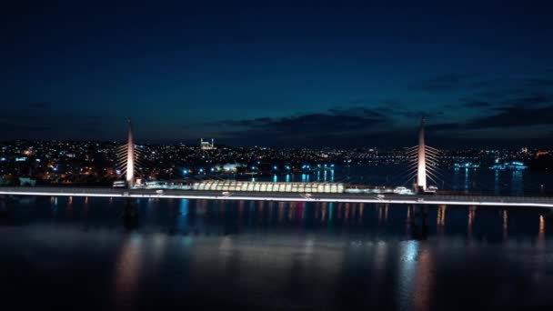 Luchtfoto van Golden Horn Metro Bridge en Mosque.4K Beelden in Turkije — Stockvideo