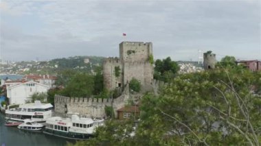 İstanbul 'daki Anadolu Kalesi' nin havadan görünüşü. Türkiye 'de 4K Görüntüsü