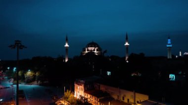 İstanbul 'daki Bayezid Camii' nin hava gece görüşü. Türkiye 'de 4K Görüntüsü