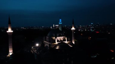 İstanbul 'daki Bayezid Camii' nin hava gece görüşü. Türkiye 'de 4K Görüntüsü