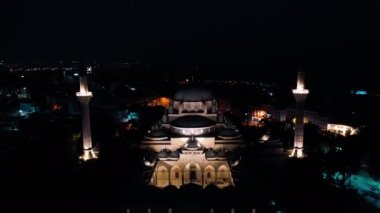 İstanbul 'daki Bayezid Camii' nin hava gece görüşü. Türkiye 'de 4K Görüntüsü