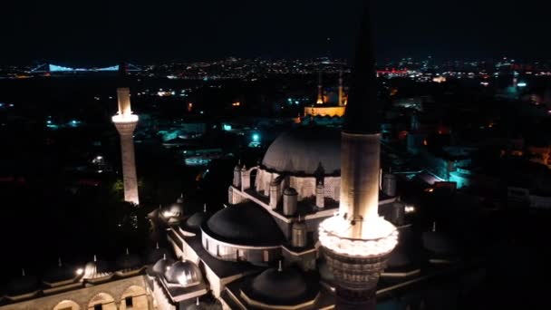 Vista aérea noturna da mesquita Bayezid em Istambul. Filmagem 4K na Turquia — Vídeo de Stock