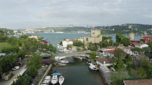 Vista aérea de la fortaleza de Anatolia en Estambul. Filmación 4K en Turquía — Vídeos de Stock