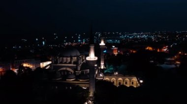 İstanbul 'daki Bayezid Camii' nin hava gece görüşü. Türkiye 'de 4K Görüntüsü