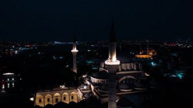 İstanbul 'daki Bayezid Camii' nin hava gece görüşü. Türkiye 'de 4K Görüntüsü