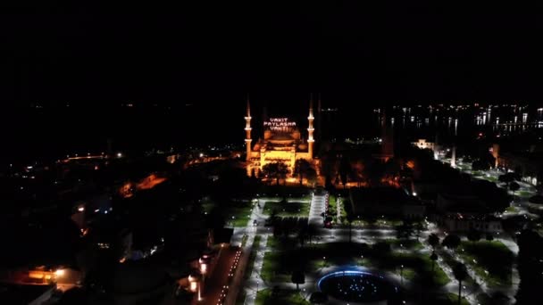 İstanbul 'daki Mavi Cami' nin hava gece görüşü. Diyor ki 