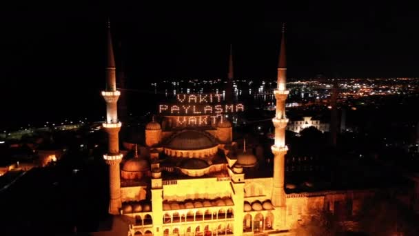 Luchtfoto van de Blauwe Moskee in Istanbul. Daar zegt "het is tijd om te delen." — Stockvideo