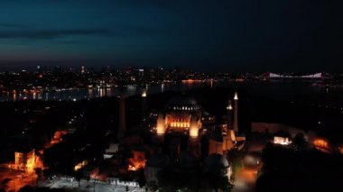 Ayasofya 'nın İstanbul' daki hava gece manzarası. Türkiye 'de 4K Görüntüsü