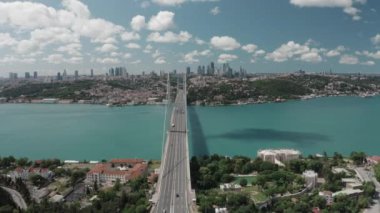 İstanbul 'daki Boğaz Köprüsü' nün havadan görünüşü
