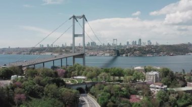 İstanbul 'daki Boğaz Köprüsü' nün havadan görünüşü