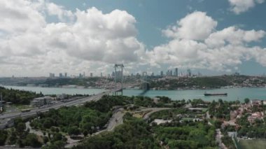İstanbul 'daki Boğaz Köprüsü' nün havadan görünüşü