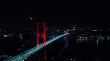 İstanbul 'daki Boğaz Köprüsü' nün hava gece görüntüsü