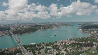 İstanbul 'daki Boğaz Köprüsü' nün havadan görünüşü
