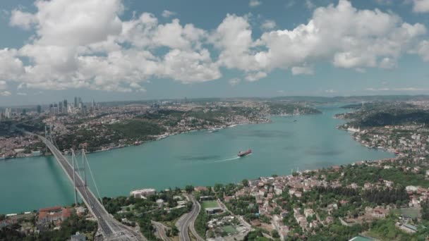 İstanbul 'daki Boğaz Köprüsü' nün havadan görünüşü — Stok video