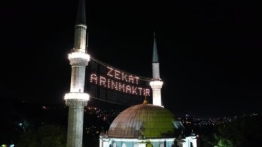 Eyüp Sultan Camii 'nin hava gece görüşü. Orada diyor ki: 
