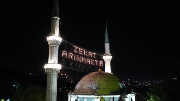Vista aérea nocturna de la Mezquita Eyup Sultan. Allí dice "La limosna se purifica ." — Vídeo de stock