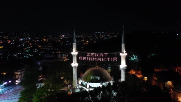 Eyup Sultan清真寺的空中夜景。有人说："施舍是纯洁的。." — 图库视频影像