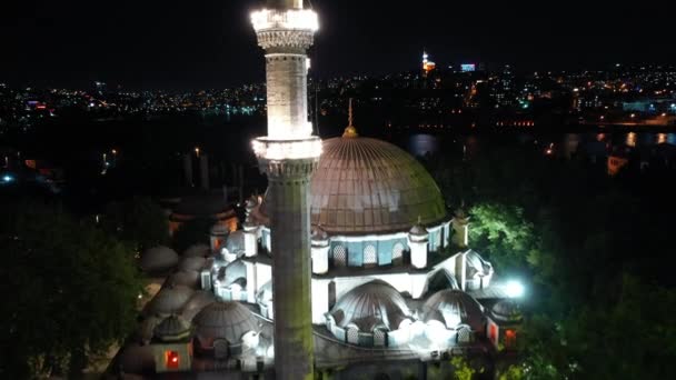 Vista aérea nocturna de la mezquita Eyup Sultan en Estambul . — Vídeo de stock