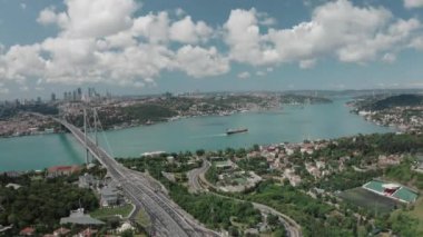 İstanbul 'daki Boğaz Köprüsü' nün havadan görünüşü
