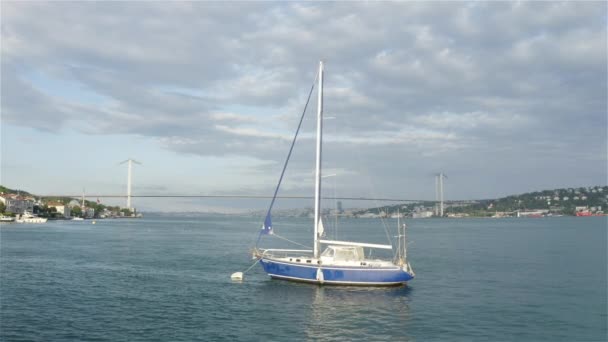 Luchtfoto van Sailboat en Istanbul Bosporusbrug — Stockvideo