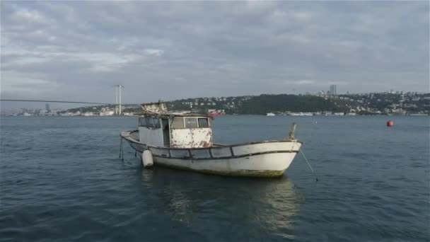 Luchtfoto van Sailboat en Istanbul Bosporusbrug — Stockvideo