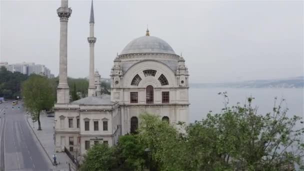 Luchtfoto van de Dolmabahce Moskee in Istanbul — Stockvideo