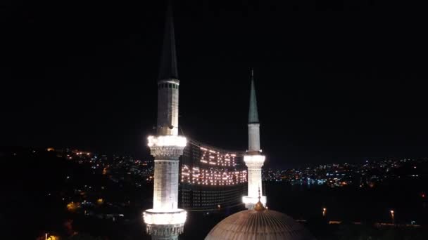 Vista aérea nocturna de la Mezquita Eyup Sultan. Allí dice "La limosna se purifica ." — Vídeo de stock