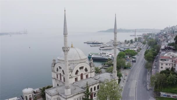 Luchtfoto van de Dolmabahce Moskee in Istanbul — Stockvideo