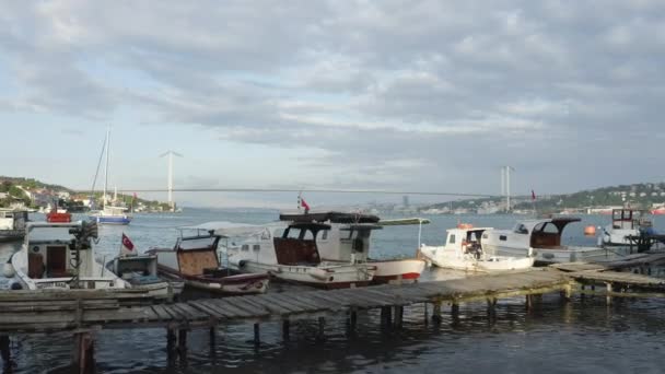 Luchtfoto van Sailboat en Istanbul Bosporusbrug — Stockvideo