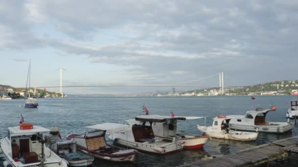 Luchtfoto van Sailboat en Istanbul Bosporusbrug — Stockvideo