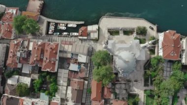 İstanbul 'daki Beylerbeyi Camii' nin havadan görünüşü