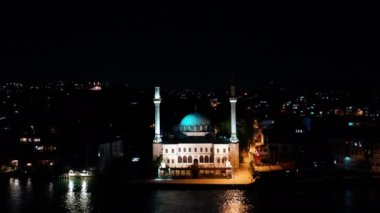 İstanbul 'daki Beylerbeyi Camii' nin havadan görünüşü