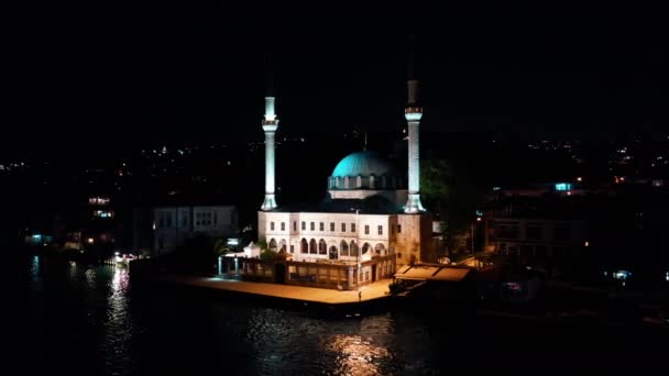 Luchtfoto van de Beylerbeyi moskee in Istanbul — Stockvideo