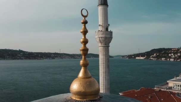 Luchtfoto van de Beylerbeyi moskee in Istanbul — Stockvideo