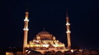 İstanbul 'daki Fatih Camii' nin Hava Gecesi manzarası. Türkiye 'de 4K Görüntüsü