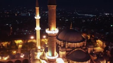 İstanbul 'daki Fatih Camii' nin Hava Gecesi manzarası. Türkiye 'de 4K Görüntüsü
