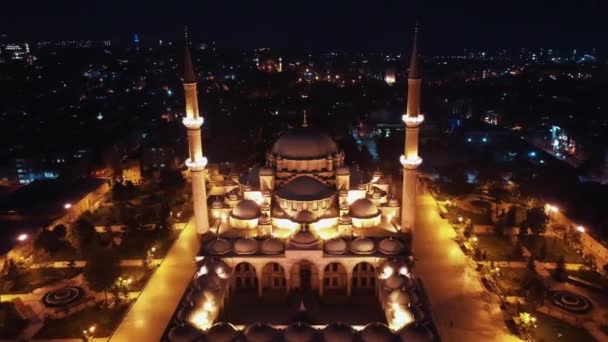 Vista aérea nocturna de la mezquita de Fatih en Estambul. Filmación 4K en Turquía — Vídeo de stock