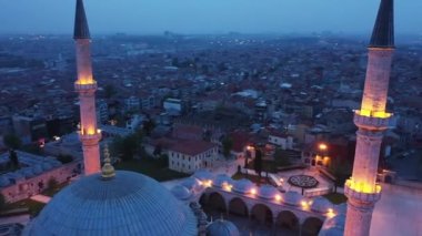 İstanbul 'daki Fatih Camii' nin Hava Gecesi manzarası. Türkiye 'de 4K Görüntüsü