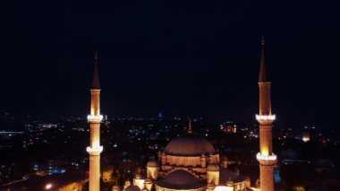 İstanbul 'daki Fatih Camii' nin Hava Gecesi manzarası. Türkiye 'de 4K Görüntüsü