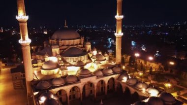 İstanbul 'daki Fatih Camii' nin Hava Gecesi manzarası. Türkiye 'de 4K Görüntüsü