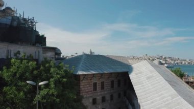 Galata Köprüsü ve Tarihi Yarımada 'nın havadan görünüşü. Türkiye 'de 4K Görüntüsü