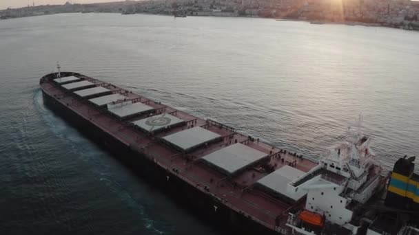 Luchtfoto van Droog vrachtschip en Istanbul Bosporus. 4K Beelden in Turkije — Stockvideo