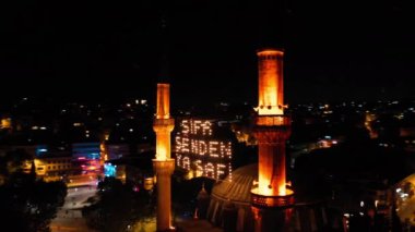 Mihrimah Sultan Camii 'nin hava gece görüşü. 
