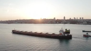 Kuru kargo gemisi ve İstanbul Boğazı 'nın havadan görünüşü. Türkiye 'de 4K Görüntüsü