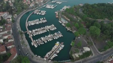 Tarabya 'nın özel yat limanının havadan görüntüsü. Türkiye 'de 4K Görüntüsü