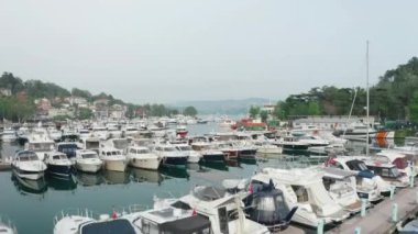 Tarabya 'nın özel yat limanının havadan görüntüsü. Türkiye 'de 4K Görüntüsü