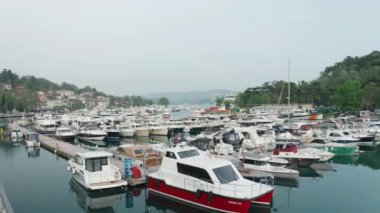 Tarabya 'nın özel yat limanının havadan görüntüsü. Türkiye 'de 4K Görüntüsü